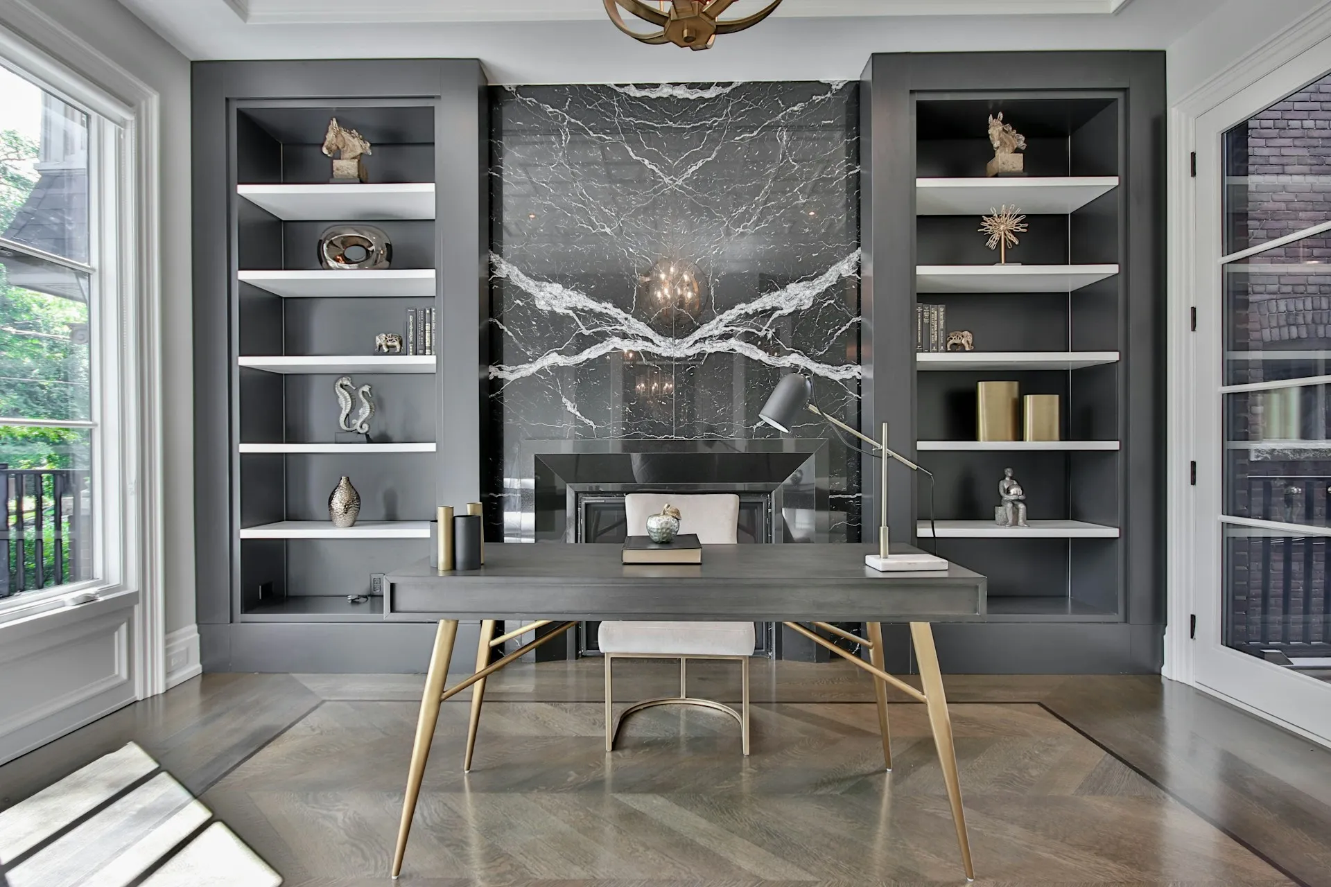 Intérieur rénové moderne avec table design